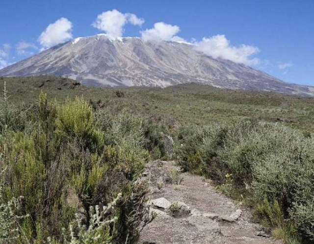 乞力马扎罗山——非洲第一高峰,有"非洲屋脊"之称_山顶