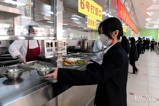 石家庄外国语学校学生在食堂等待就餐.