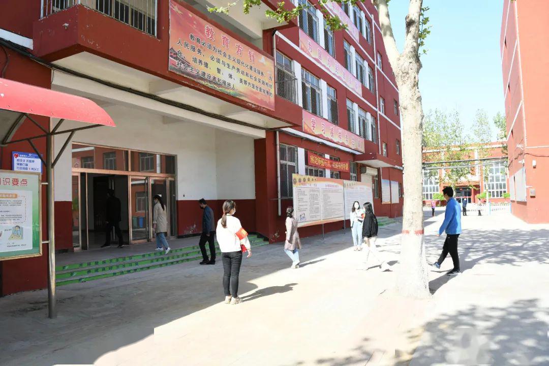 第二站 邱县第一中学潘书勇实地查看了该校的测温设施,应急隔离室