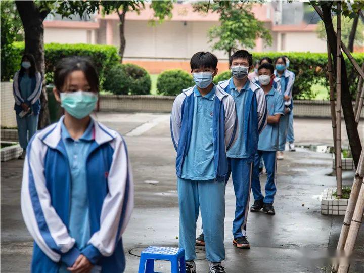 时段分批进入校园初三年级学生戴口罩,穿校服在卓山中学监测点4月23日
