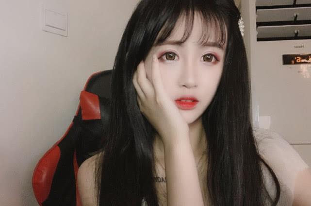 杨清柠大秀锁骨,肩带滑落的那一刻尽显女人魅力,网友:故意的吧