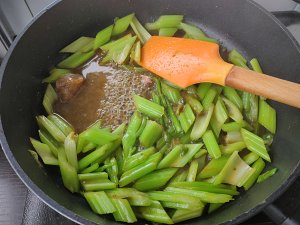 芹菜怎么炒好吃 下饭 9c00b8aeda2e40c39d7598753c889ac5.jpeg