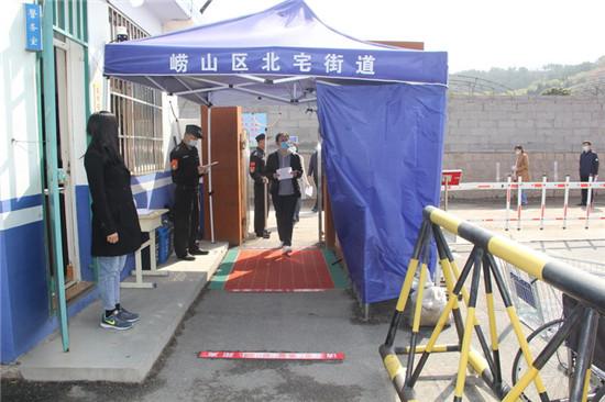 有序通过热成像仪通道,检测体温是否正常,正常的进入校园.