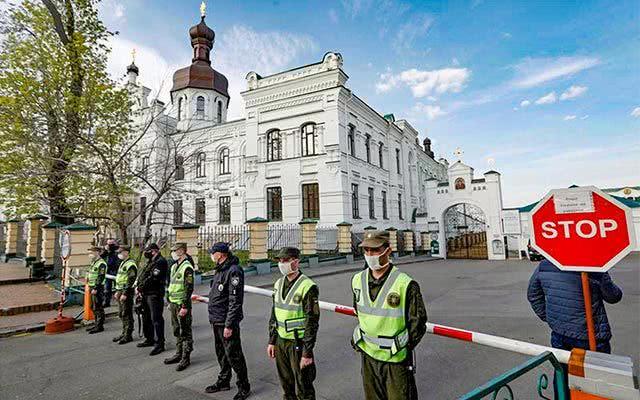 東歐最大的修道院暴發疫情，烏克蘭警方封鎖整個城鎮 國際 第3張