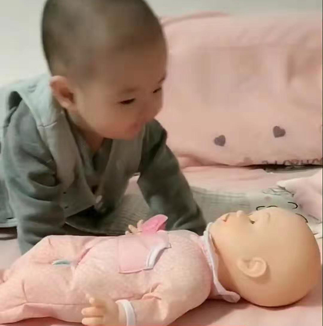 [宝宝]说它是媳妇，儿子的暧昧举动让爸爸无法淡定爸爸用玩具挑逗儿子