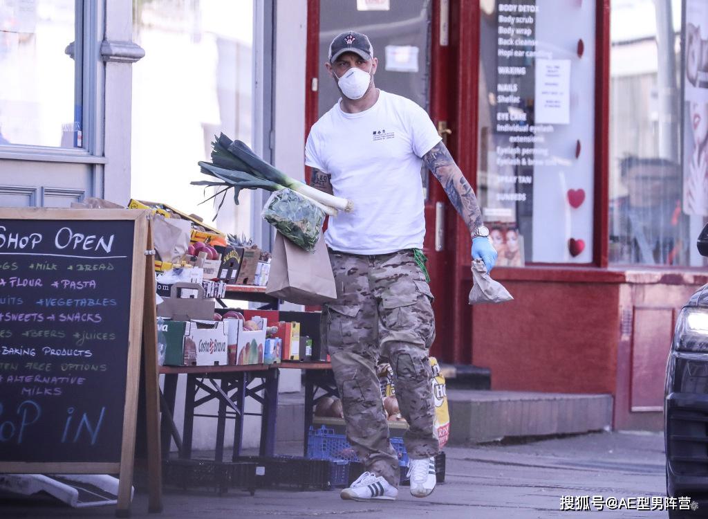 43岁“毒液”汤姆·哈迪上街买菜！这次没头盔，