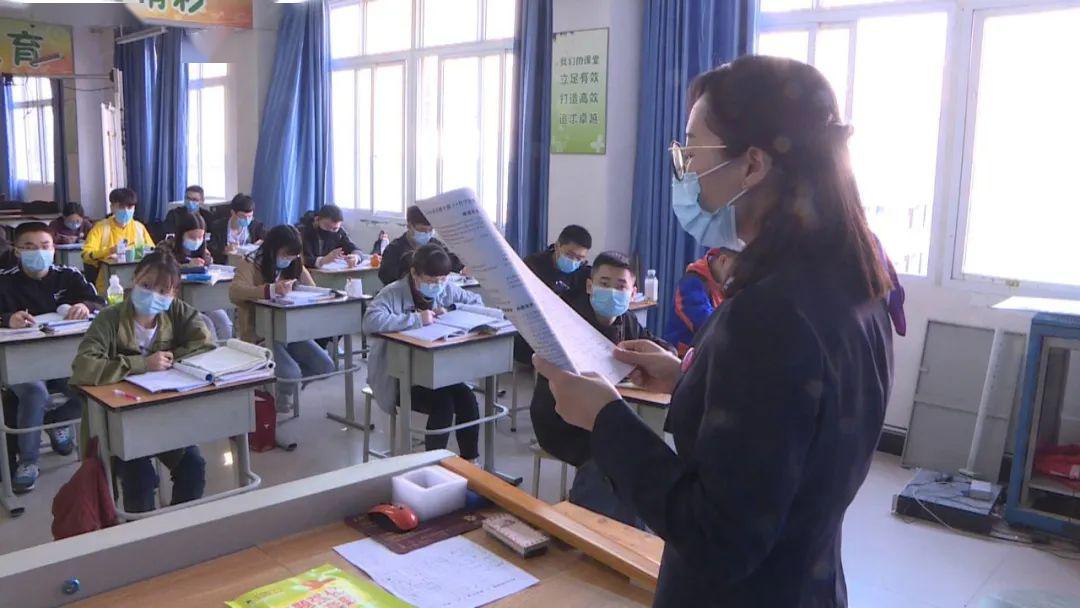 在大足二中的高三教室内,老师正抓紧时间给学生们复习知识,尽快的帮助