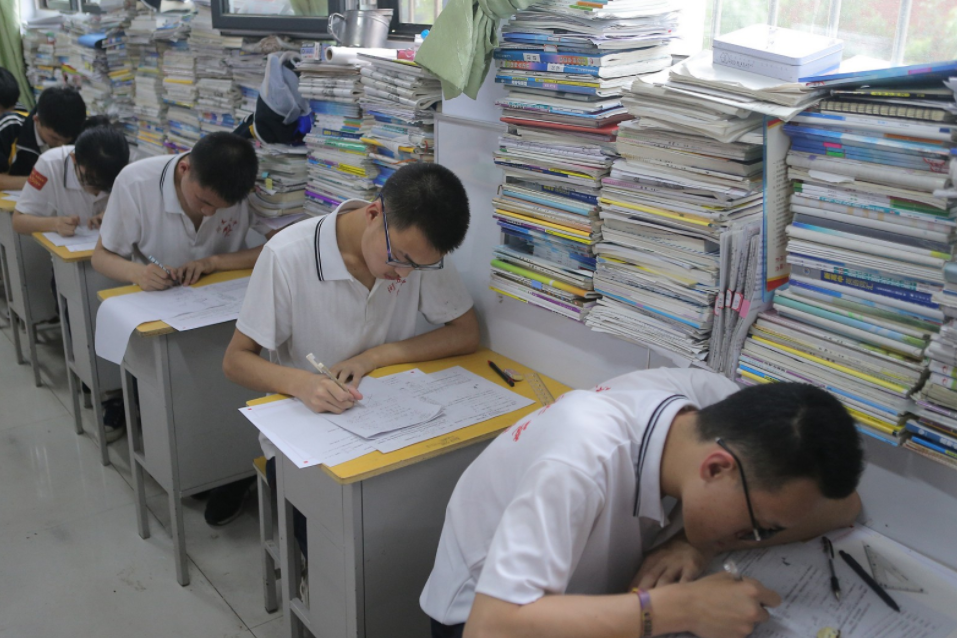 云南一高考复读生喝农药自杀!高三延迟开学,谁的压力更大?