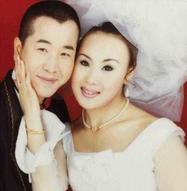 王小利前妻温美玲,离婚后开了个二人转培训学校,成为了小富婆