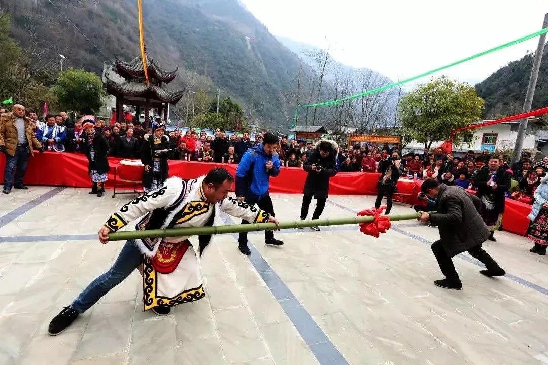 羌族传统体育运动推杆来北川春来赏花观民俗 夏天玩水羌调生活秋看