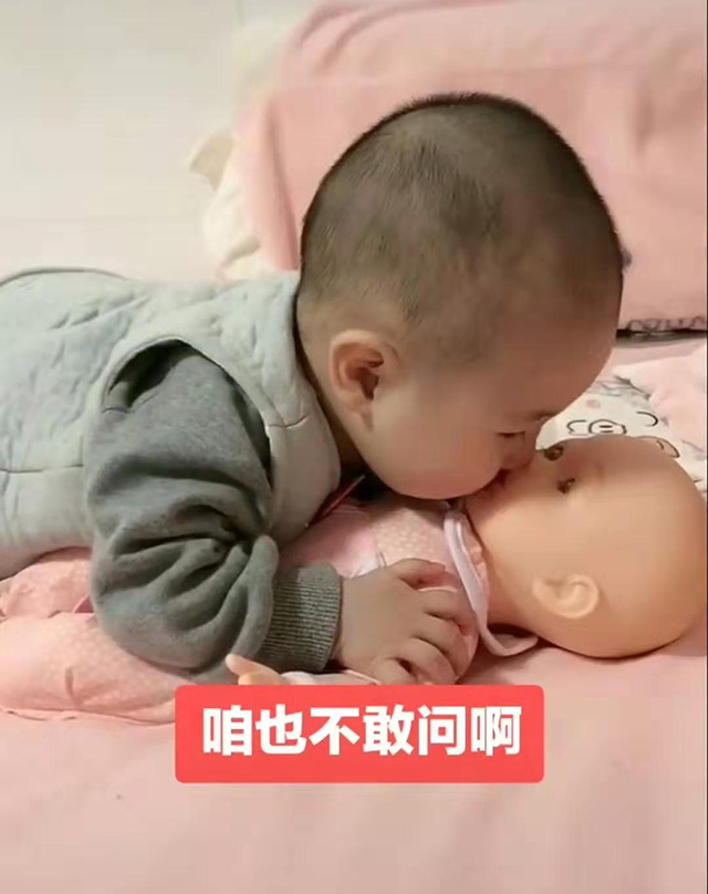 [宝宝]说它是媳妇，儿子的暧昧举动让爸爸无法淡定爸爸用玩具挑逗儿子