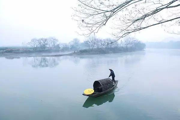 停靠岸边,寂静如初,  是"野渡无人舟自横"的意境.