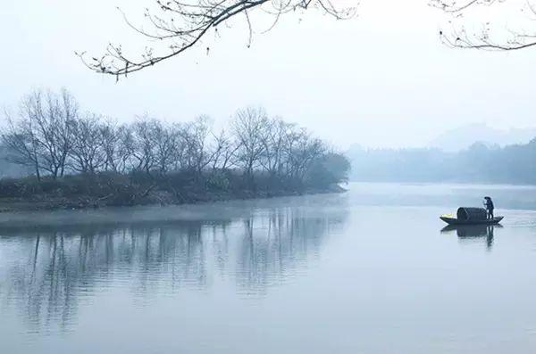 停靠岸边,寂静如初,是"野渡无人舟自横"的意境.