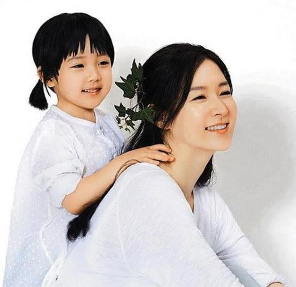 48岁李英爱带8岁女儿看舞台剧，妈妈优雅温婉女