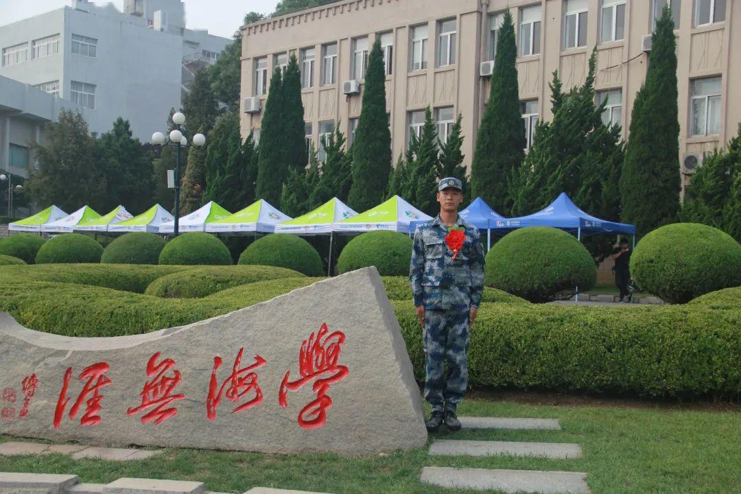 解放军空军航空兵部队,从事警卫专业,现任辽宁师范大学国旗护卫队训练