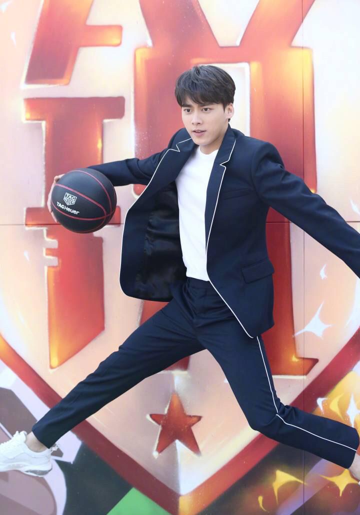 李易峰帅照走一波图4的李易峰化身篮球小王子帅到爆炸