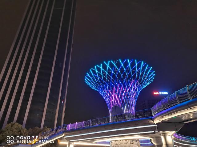 华为nova7 pro变换灯光下的夜景样张同时,华为nova7 pro 还加入了