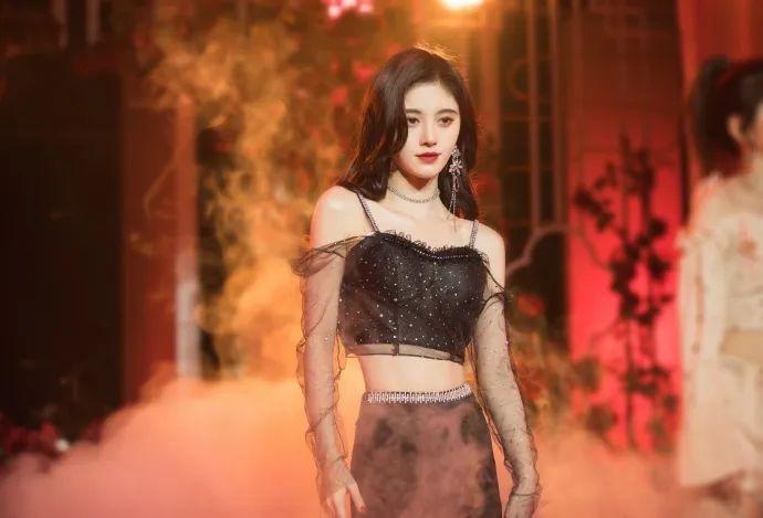 杨幂炫腹,鞠婧祎面包嚼84下…明星身材管理太绝了!