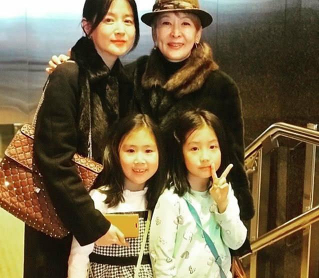 48岁李英爱带8岁女儿看舞台剧，妈妈优雅温婉女