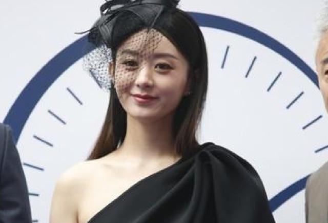 赵丽颖黑礼裙盛装出席活动,手戴钻戒太抢眼