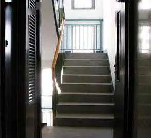 "楼梯冲门退财屋",开门能看到楼梯的一定要注意!