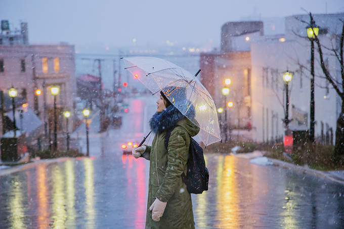 刚来 函馆 的那个晚上,是大风加上雨夹雪,在7-11买的透明雨伞没想到成
