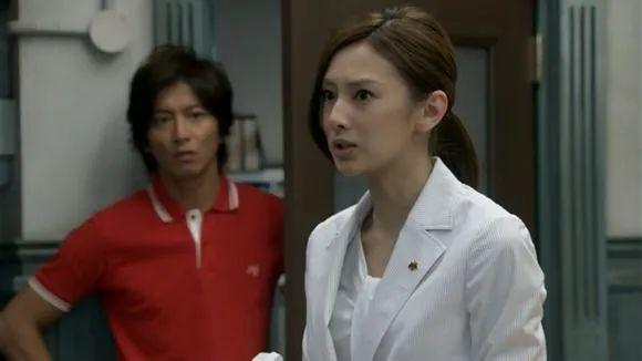 2011年10月18日,她与樱井翔合作,主演推理题材电视剧《推理要在晚餐后