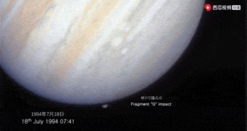 来自:西瓜视频苏梅克-列维9号彗星的一个碎片与木星的撞击点,1994年7