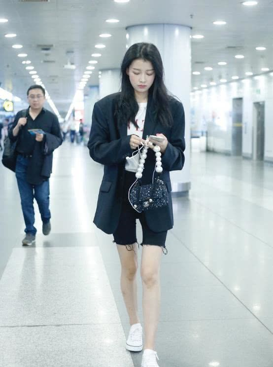 孙怡的好身材藏不住,腿型笔直穿毛边裤也好看,令人充满保护欲