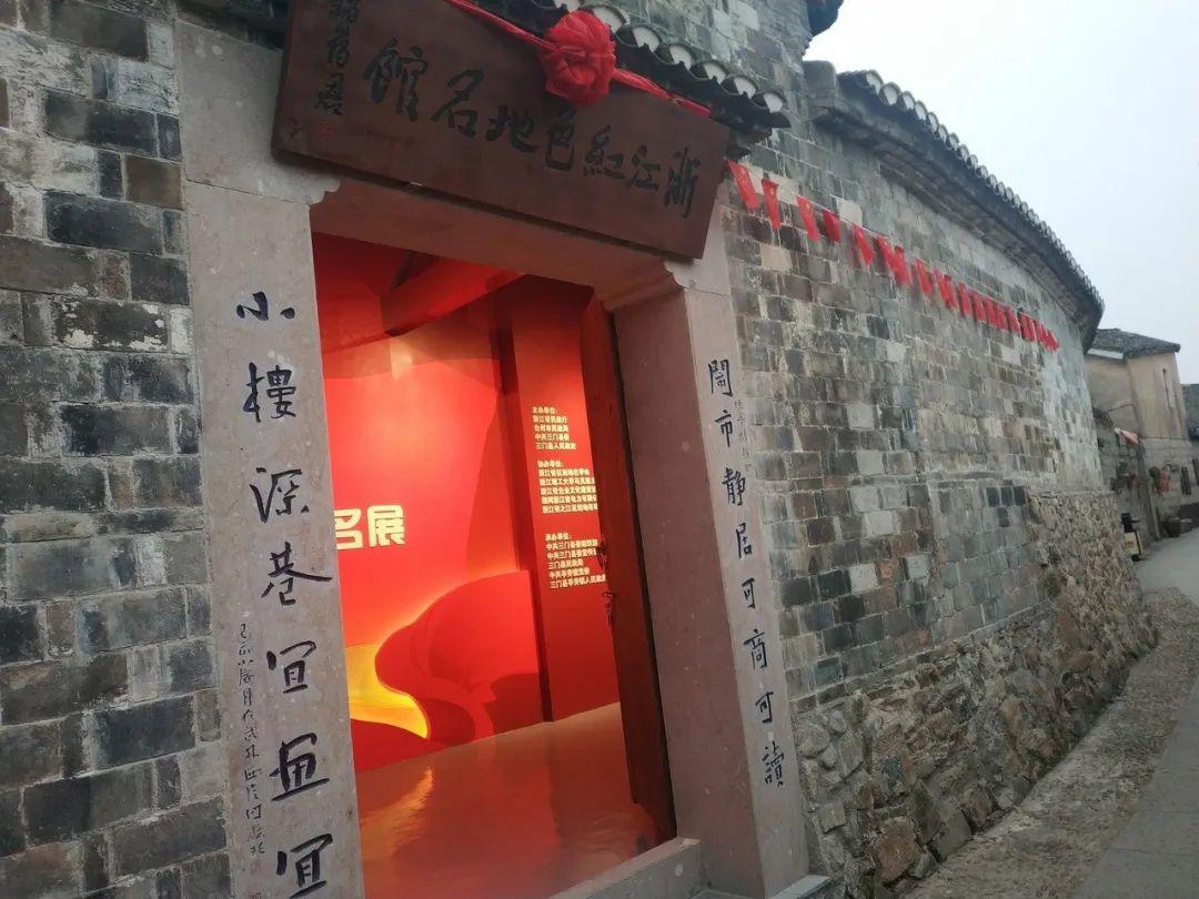 亭旁图书馆是县首家24小时图书馆,占地350平方米,目前藏书三万余册.