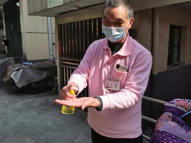 老人口罩脏_老人戴口罩(3)