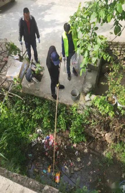 花瓶子镇人口_瓶子素描