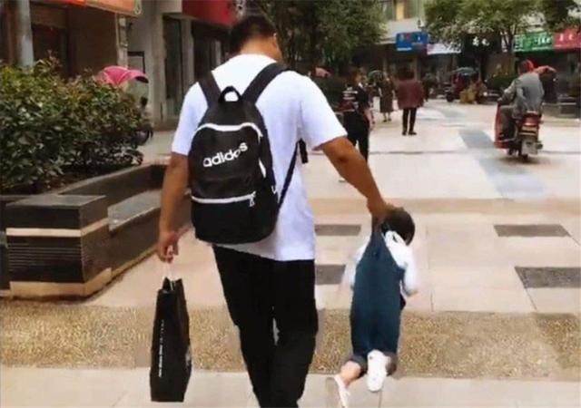 [睡姿]一看就知道是亲生的，网友：神同步宝宝和爸爸睡姿如复制粘贴