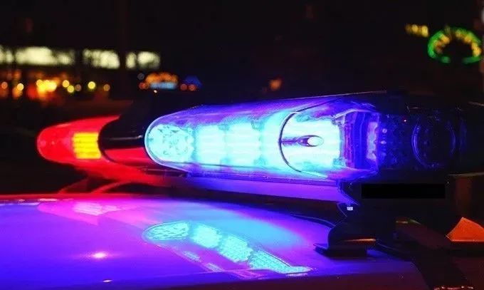 深夜警灯为老人照亮回家路