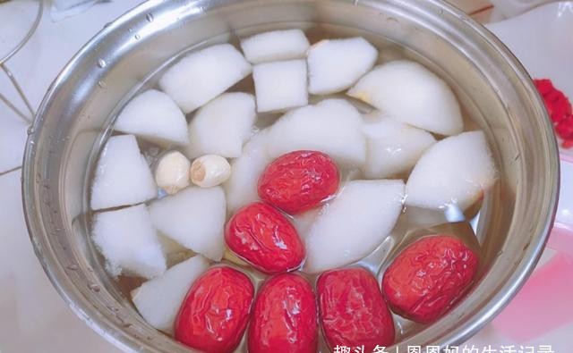 银耳熬出胶是什么样子的 5bfc696c596b485fa63b7f03b703912a.jpeg
