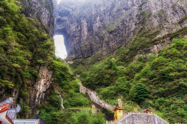 天门山雄踞芜湖市北郊长江畔因李白望天门山一诗而天下闻名