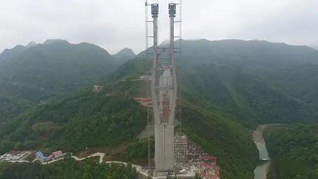 贵州云雾大桥主塔全面封顶,丽香铁路金沙江特大桥主缆