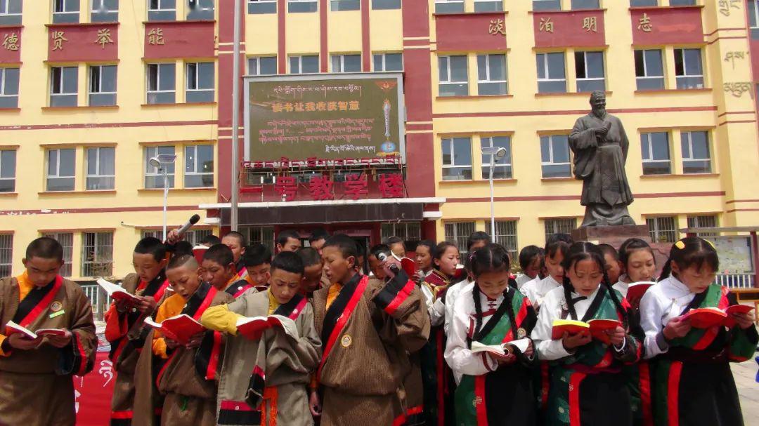 治多县民族中学开展世界读书日师生赠书活动