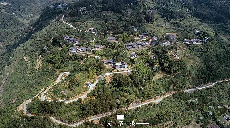 谷雨前夕,永泰县赤锡乡淡油村山间地头一派忙碌景象.