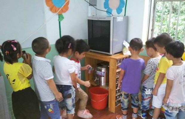 『水别』危害孩子健康，家长别犯傻！儿科医生：夏天再热4种水别喝
