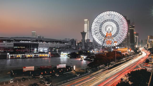 位于长沙新世纪体育文化中心城市东广场,是亚洲大型摩天轮之一