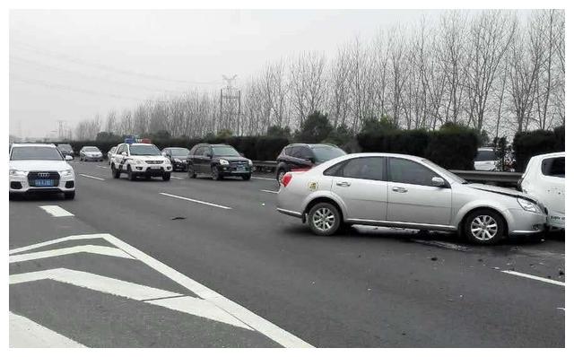 跑高速时前车突然刹车，后车急刹车还是打方向躲开？知道不吃亏 搜狐汽车 搜狐网