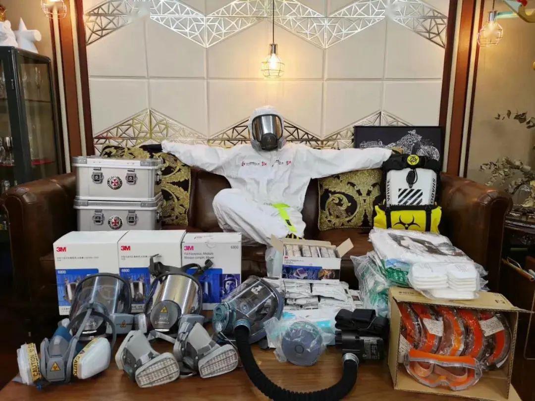 「老爸」这位硬核老爸用疯狂的发明保护他儿子在疫情最严重时出生