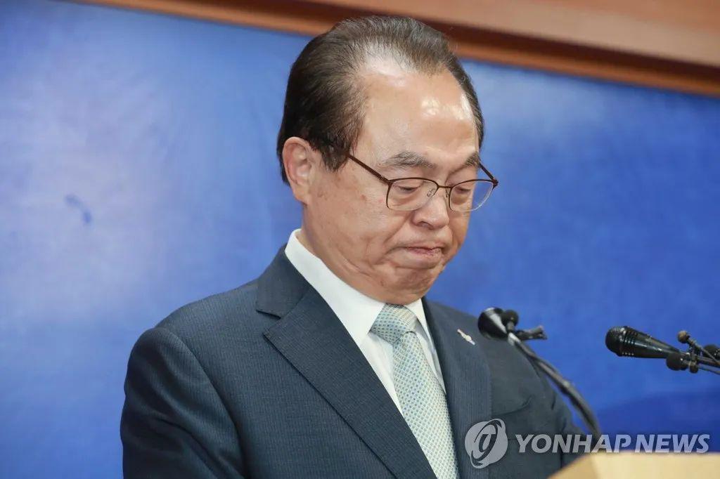 在办公室与女职员身体接触5分钟，市长辞职
