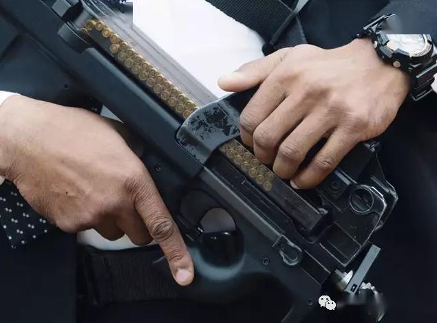 p90的弹匣安装在枪身上方,与枪管平行.