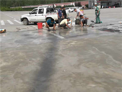 水泥路面严重露骨怎么解决?