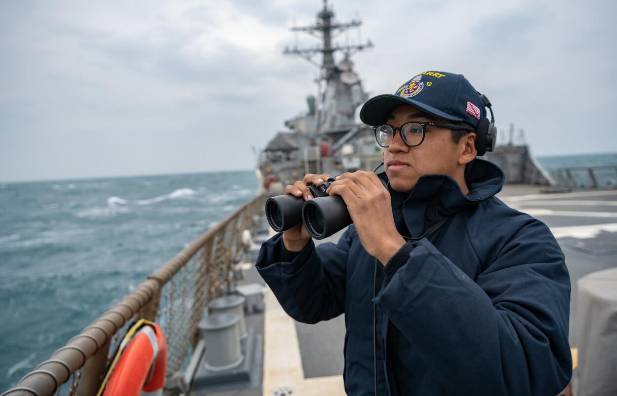 美军公布驱逐舰过台湾海峡画面 解放军护卫舰曾