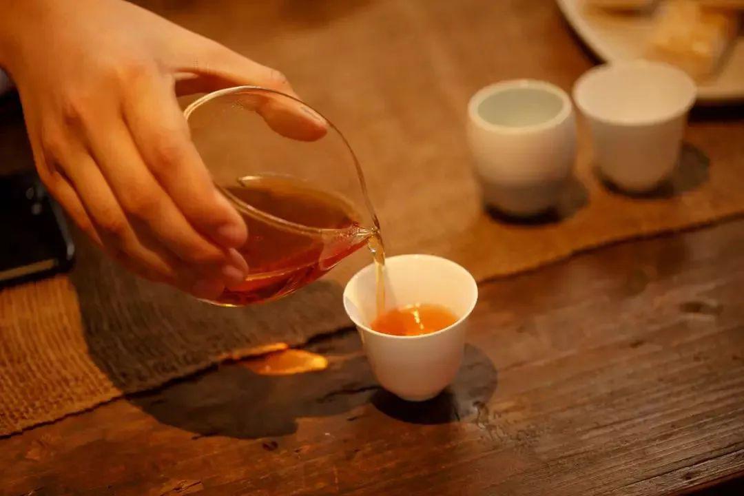 心头泛起一股特别的酸涩的滋味…… 第一杯茶,就像人生开始追求的浓烈