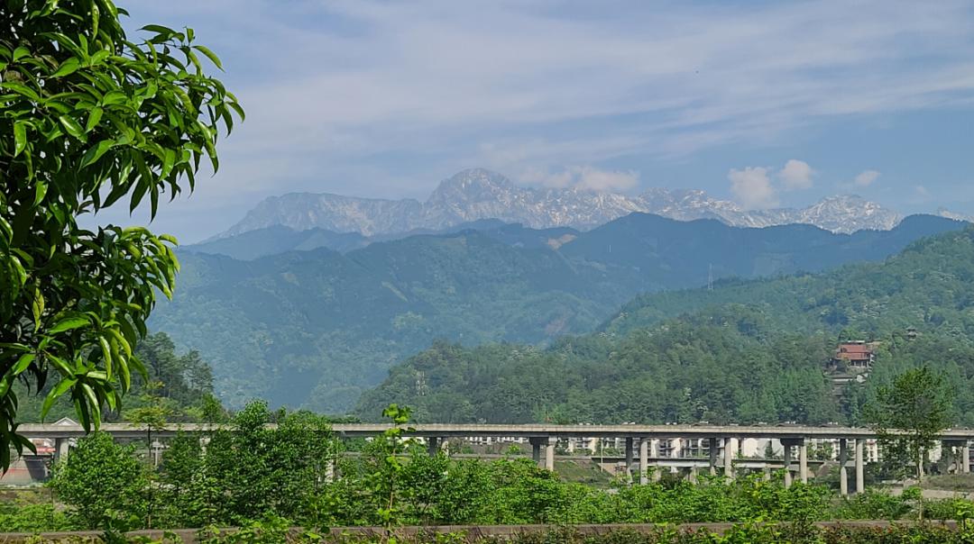 太美了绵竹惊现雪山美景山下春暖花开山上白雪皑皑