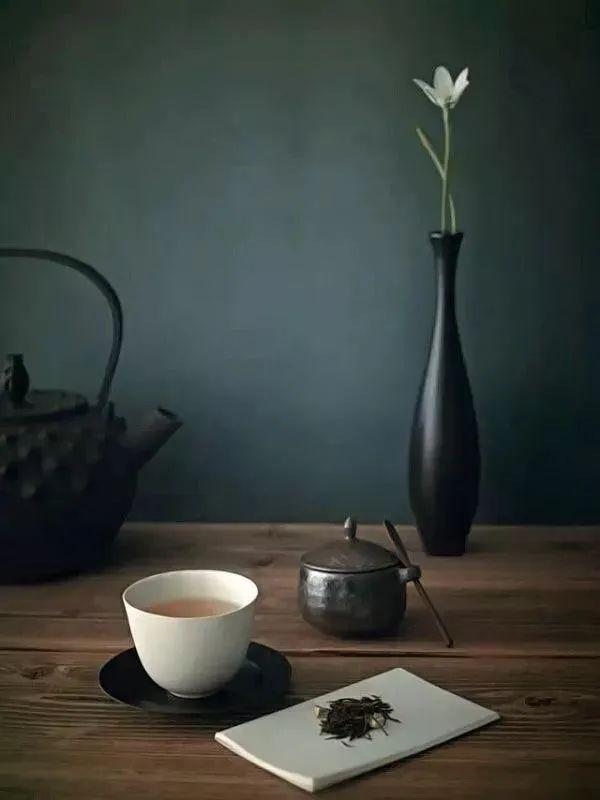 "茶"字拆开是人在草木间,是天人合一的境界. 半盏清茶,观浮沉人生.